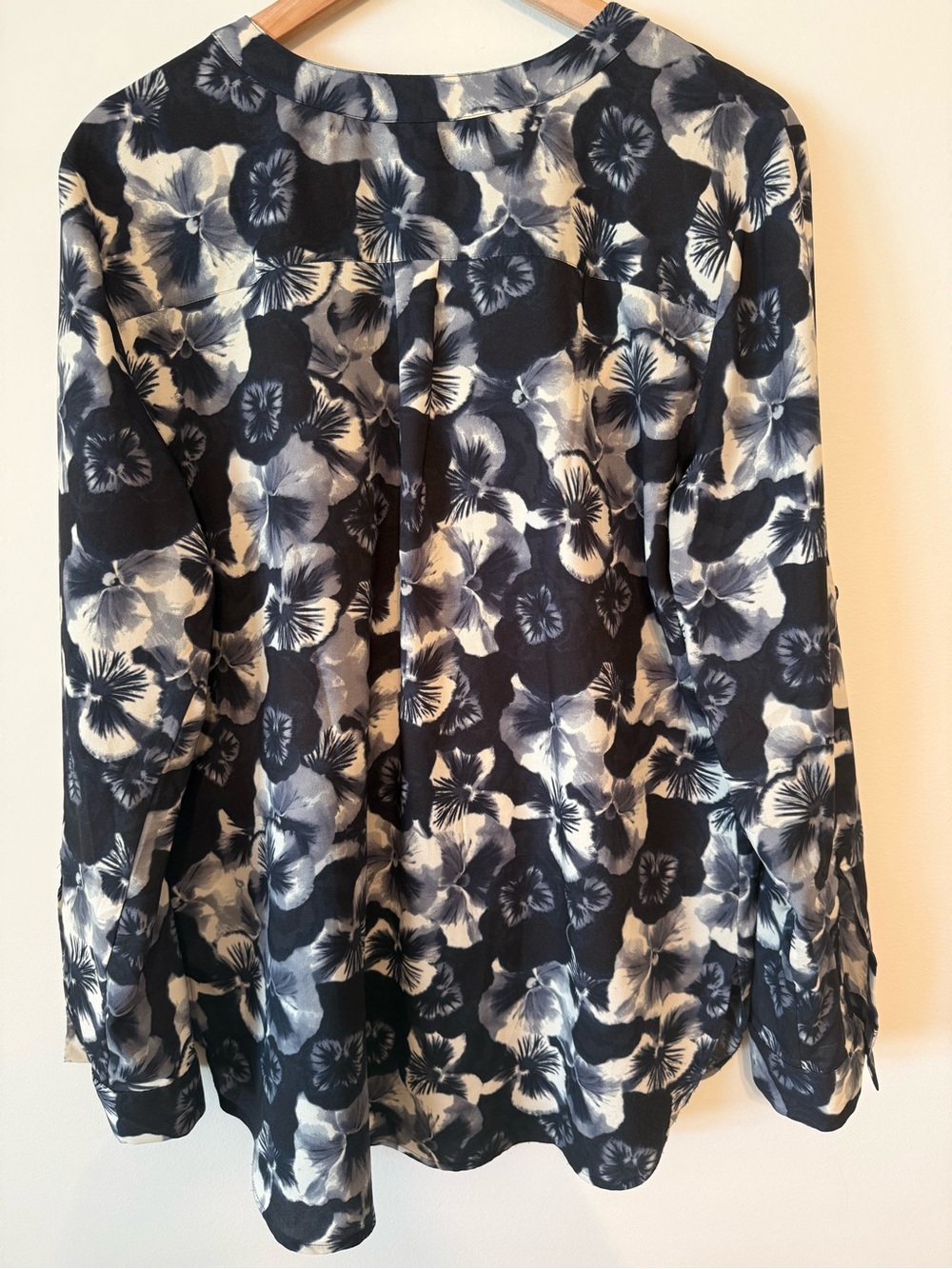 ANN TAYLOR Floral V-Neck Long Sleeve Blouse in Black, Cream & Grey - Picture 3 of 6